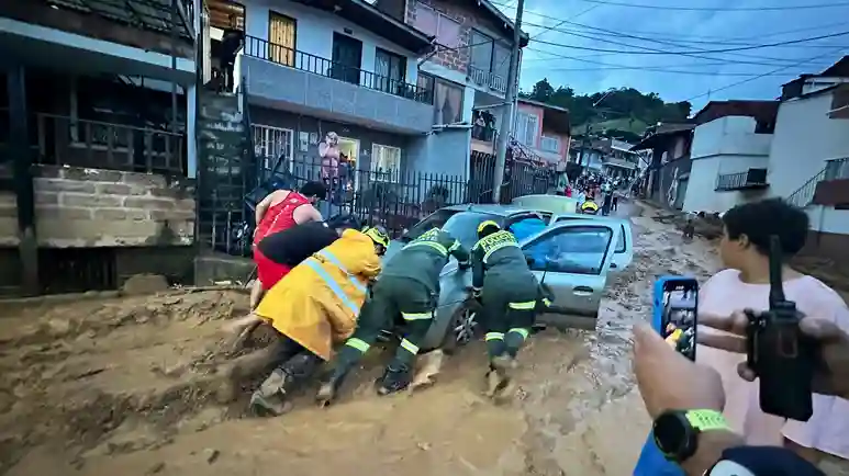 Landslide in Sabaneta causing casualties and emergency response efforts.